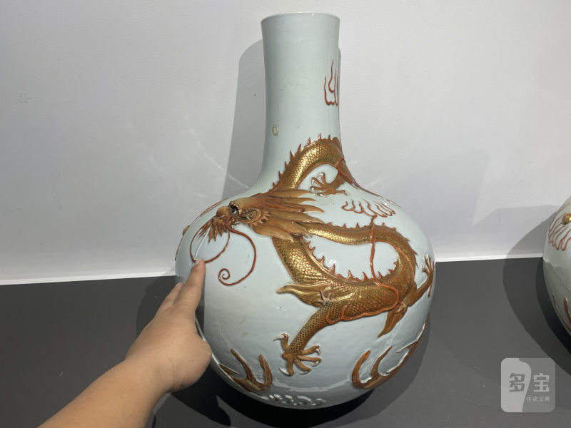 清光绪 粉彩浮雕鱼化龙纹天球瓶一对 - 图3